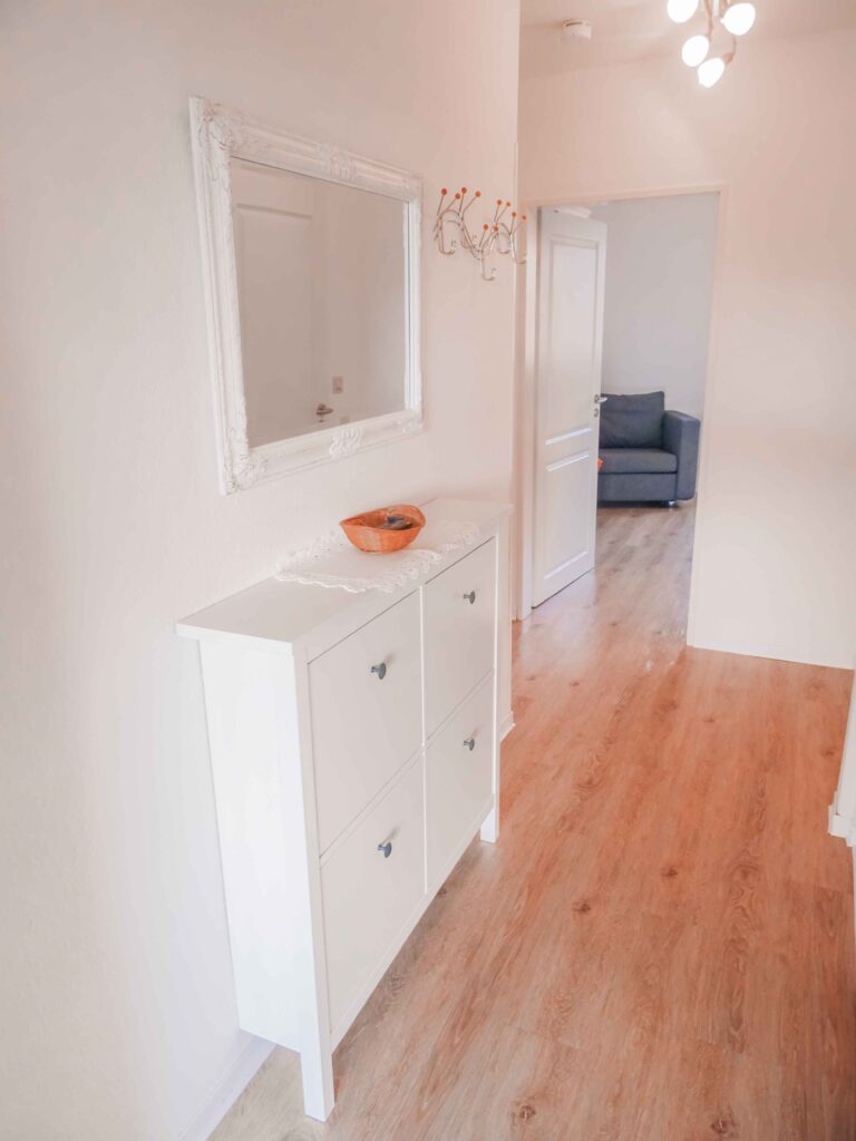 Flur mit Blick ins Schlafzimmer