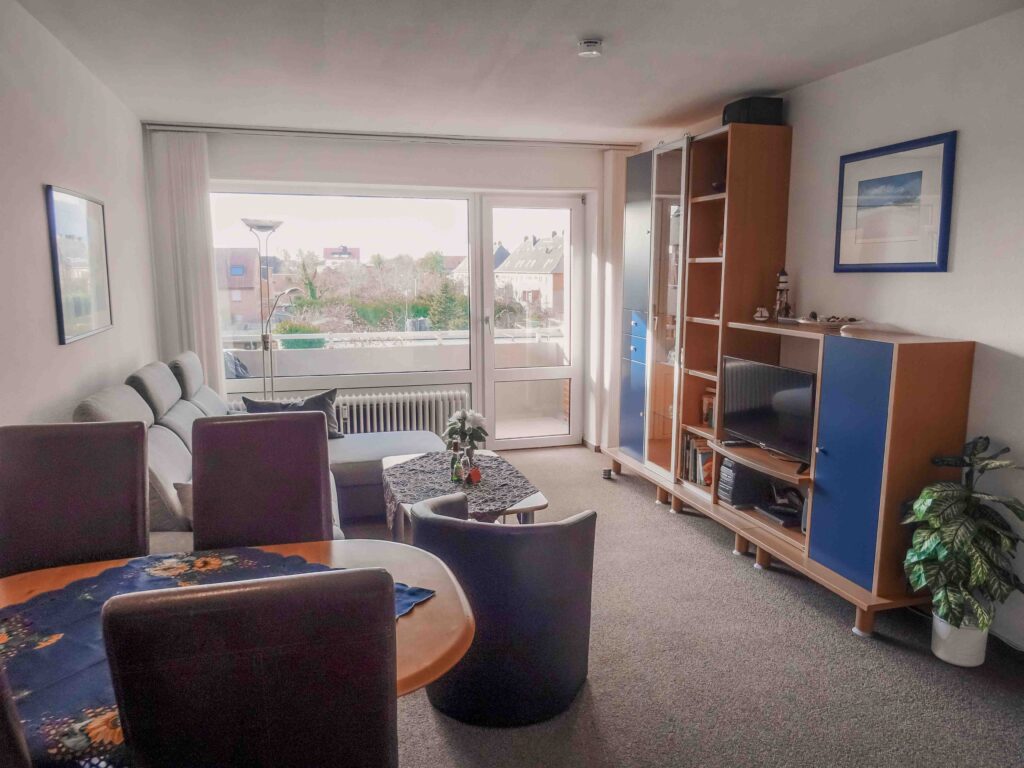 Helles Wohnzimmer mit Esstisch