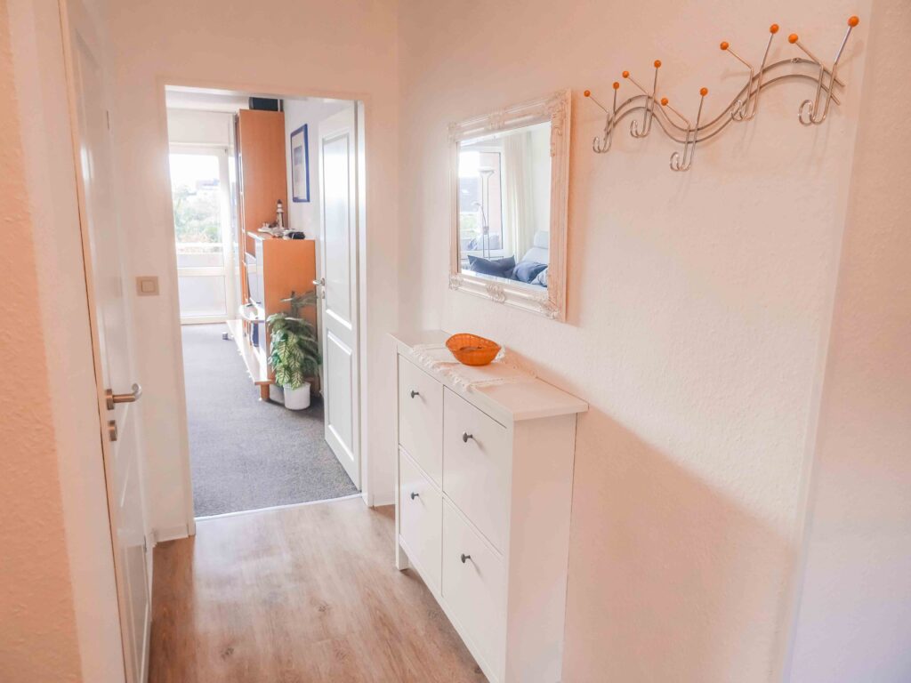 Flur mit Blick ins Wohnzimmer